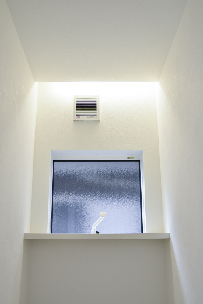 １階トイレの天井にも間接照明を仕込まれています