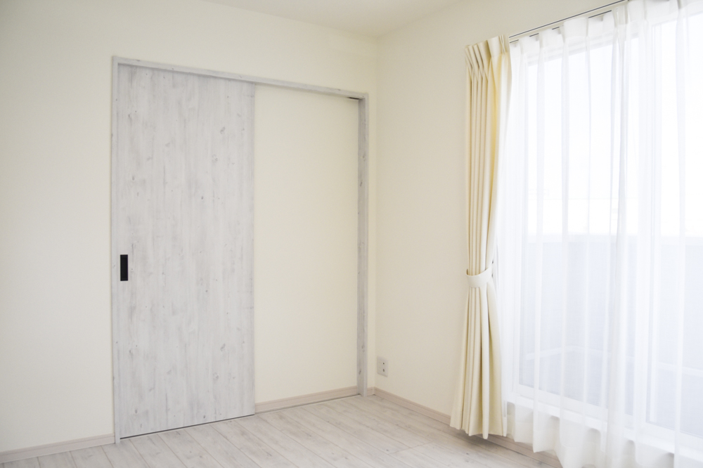 主寝室（建具：NODA アートクチュール グレイスパイン柄ペイントホワイト色）