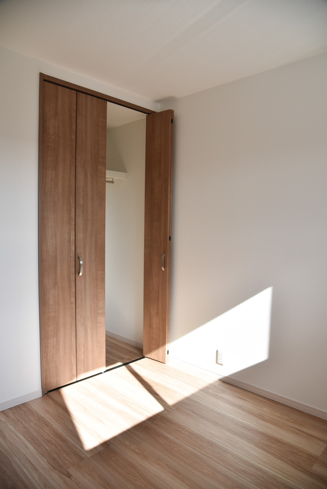 子ども部屋のウォークインクローゼット（建具：DAIKEN トープグレー）